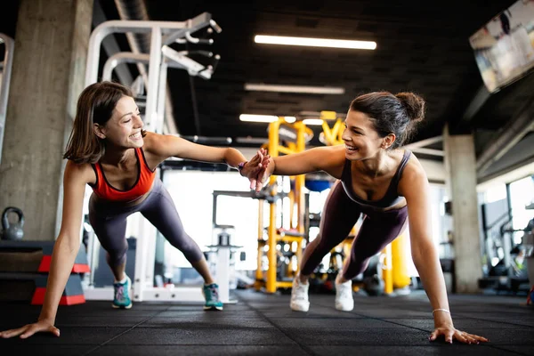 Oameni Sport Atractivi Antrenează Sala Gimnastică — Fotografie, imagine de stoc