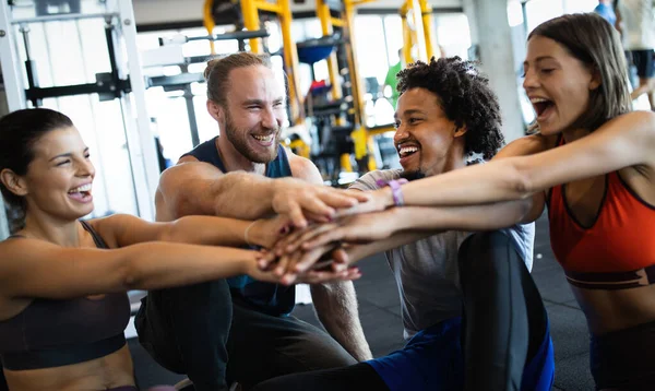 Glücklich Fitte Menschen Die Sport Treiben Fitnessstudio Trainieren Gemeinsam Gesund — Stockfoto