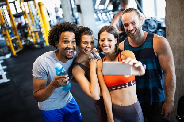 Groupe Sportifs Forme Dans Une Salle Gym Prenant Selfie Concepts — Photo