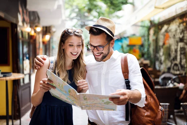 Casal de turistas a viajar. Viajar. Caminhando na rua. Retrato de belos jovens — Fotografia de Stock