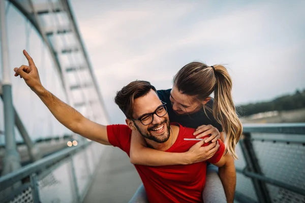 Ajuste casal feliz se divertindo ao ar livre durante o exercício — Fotografia de Stock