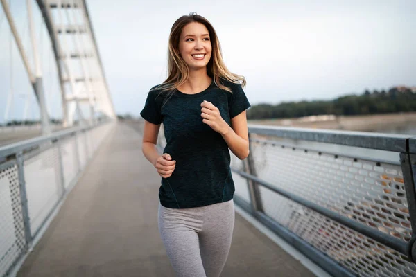 Deporte, salud, estilo de vida y concepto de ejercicio. Deportiva en forma mujer corriendo . — Foto de Stock