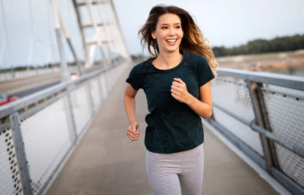 Sport, gezondheid, levensstijl en lichaamsbeweging concept. Sportieve fitte vrouw op de vlucht. — Stockfoto