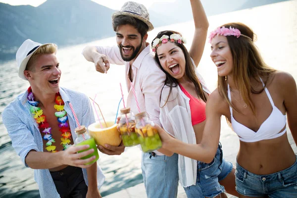 ビーチパーティーで楽しむ幸せな友人グループ日没時にカクテルを飲む 夏の喜びと休暇中の若者との友情の概念 — ストック写真