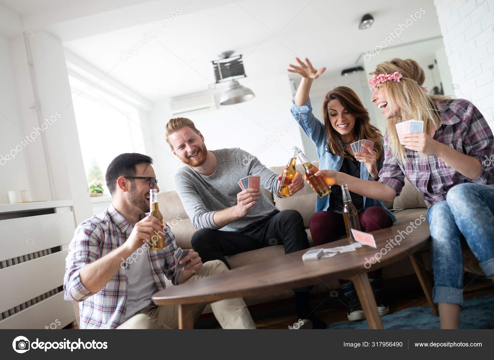 Amigos Homens Felizes Jogando Cartas Em Casa à Noite Foto de Stock