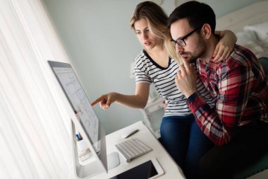 Birlikte onların evden çalışan genç çekici tasarımcılar