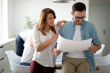 Birlikte çalışan ve beyin fırtınası olan bir grup iş adamı