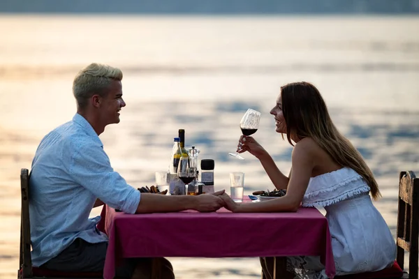 Young Couple Have Romantic Evening Dinner Sea Beach — Stock Photo, Image