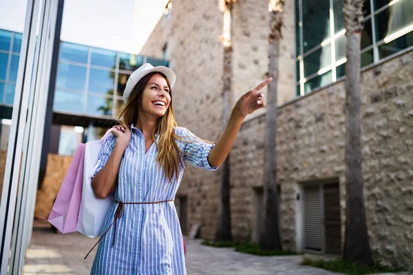 Concepto Compras Turismo Mujer Con Bolsa Compras Vacaciones —  Fotos de Stock