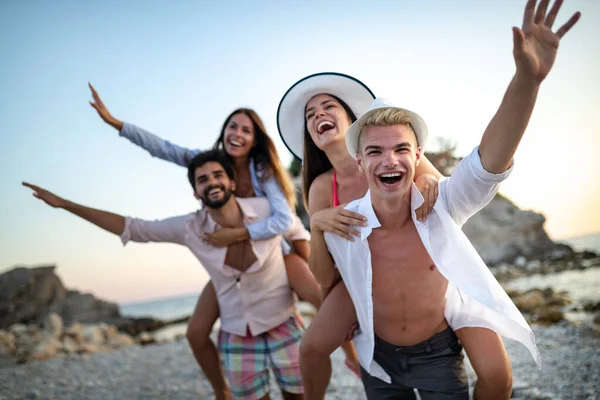 Grup Prieteni Fericiți Care Distrează Plajă Sub Apus Soare Vacanță — Fotografie, imagine de stoc