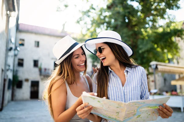 Дівчата Дружба Подорожі Відпустка Карта Літня Концепція — стокове фото
