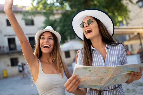 Young Happy Tourists Women Sightseeing City — Stock Photo, Image