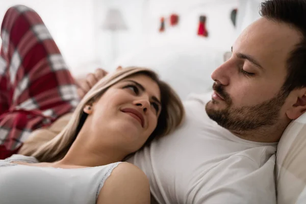 Junges Attraktives Glückliches Paar Mit Romantischer Zeit Bett — Stockfoto