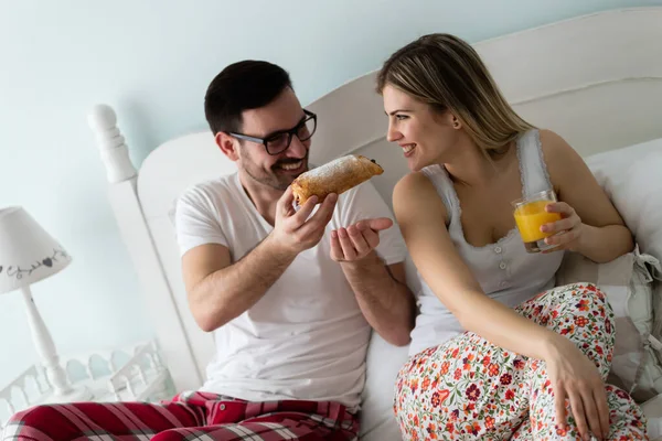 Молодая Привлекательная Пара Завтракает Вместе Постели — стоковое фото