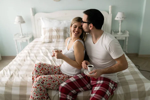 Foto Pareja Joven Feliz Pasando Mañana Juntos Dormitorio — Foto de Stock