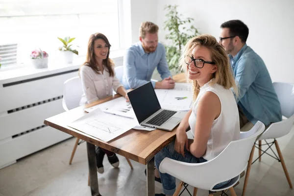 Grupo Empresarios Que Trabajan Juntos Hacen Una Lluvia Ideas — Foto de Stock