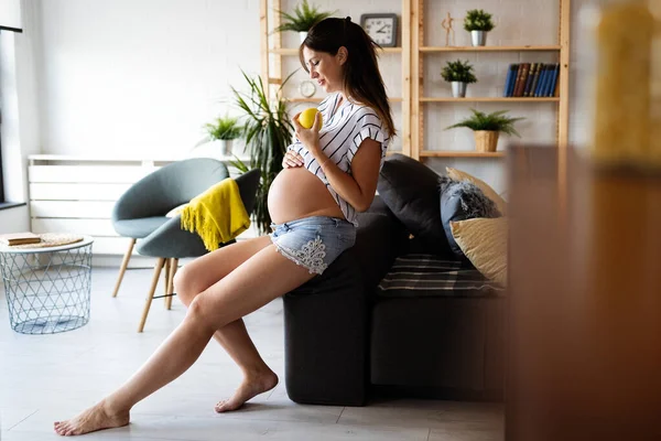 Беременная Молодая Женщина Ждет Ребенка Здоровым Образом Жизни — стоковое фото