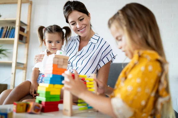 Feliz Familia Joven Que Divierte Casa — Foto de Stock