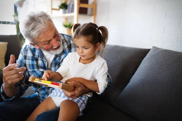 Aranyos Kislány Gyerek Otthon Játszik Nagyapjával Boldog Családi Koncepció — Stock Fotó
