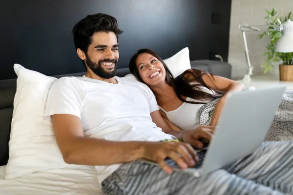 Unga Lyckliga Par Med Laptop Sängen Rummet — Stockfoto