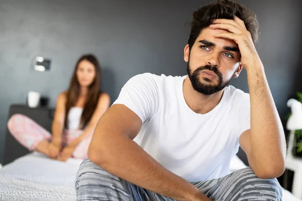 Casal Jovem Perturbado Depois Uma Discussão Sua Cama — Fotografia de Stock