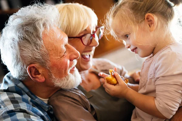 Glückliche Großeltern Die Mit Ihrer Enkelin Spielen Und Spaß Haben — Stockfoto