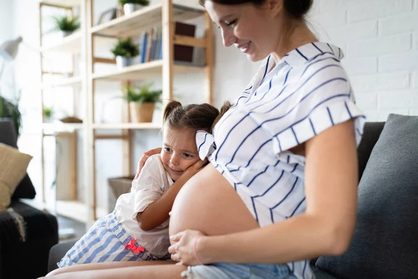 Gelukkig Jong Gezin Met Plezier Thuis — Stockfoto