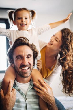 Mutlu genç aile evde eğleniyor.