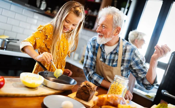 Улыбающийся Счастливый Дедушка Помогает Детям Готовить Кухне — стоковое фото
