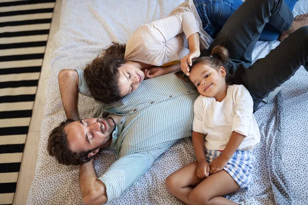 Feliz Familia Joven Que Divierte Casa — Foto de Stock