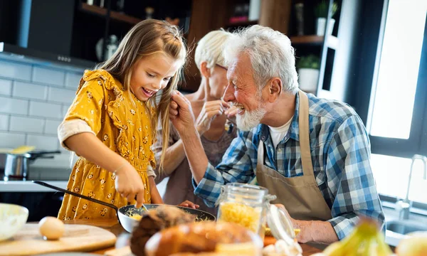 Heureux Couple Âgé Prenant Petit Déjeuner Avec Leurs Petits Enfants — Photo