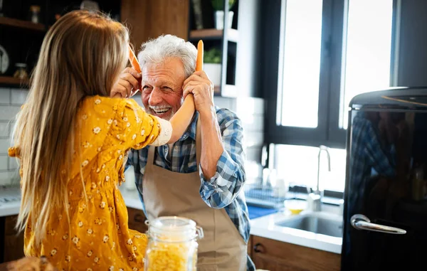 Jovem Feliz Seu Avô Cozinhar Juntos Cozinha — Fotografia de Stock