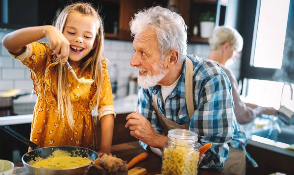 Uśmiechnięty Szczęśliwy Dziadek Pomaga Dzieciom Gotować Kuchni — Zdjęcie stockowe