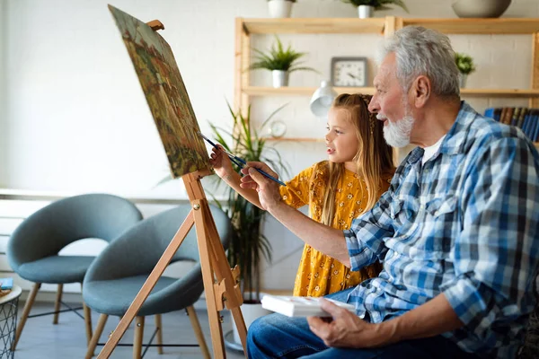 Porträt Eines Reifen Mannes Großvater Der Kindern Malerei Beibringt Glückliche — Stockfoto