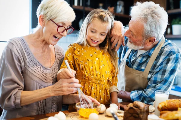 Glücklich Lächelnde Großeltern Die Spaß Mit Kindern Hause Haben — Stockfoto