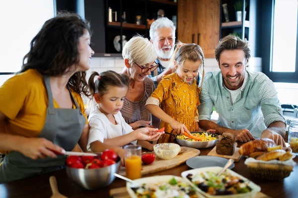 Vrolijk Gelukkig Gezin Besteden Goede Tijd Samen Tijdens Het Koken — Stockfoto