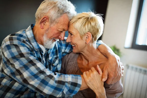 Glada Lyckliga Äldre Par Njuter Livet Och Umgås — Stockfoto