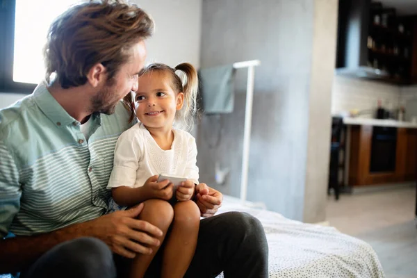 Glückliche Liebende Familie Vater Und Tochter Spielen Zusammen — Stockfoto