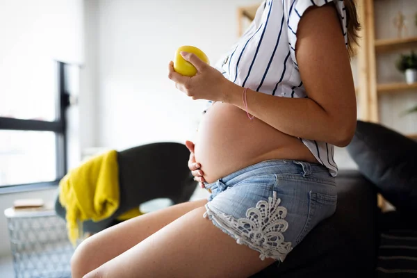 Έγκυος Νεαρή Γυναίκα Περιμένει Μωρό Υγιεινό Τρόπο Ζωής — Φωτογραφία Αρχείου