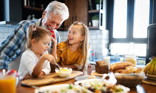 Χαμογελώντας Χαρούμενος Παππούς Βοηθώντας Παιδιά Μαγειρέψουν Στην Κουζίνα — Φωτογραφία Αρχείου
