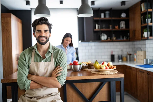 Glückliche Freunde Lieben Paar Köche Auf Der Küche Kochen — Stockfoto