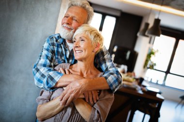 Mutlu son sınıf çifti hayattan zevk alıyor ve birlikte vakit geçiriyor.