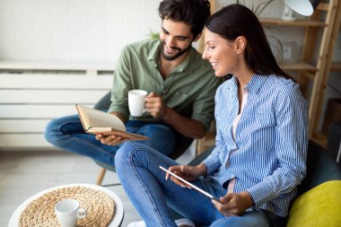 Mutlu genç çift kitap mı yoksa kitap mı daha iyi karar veriyor.