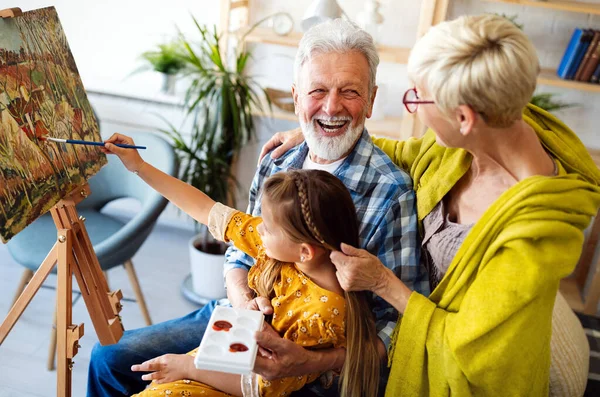 Glückliche Großeltern Und Enkelin Zeichnen Malen Zusammen Glückliche Familienzeit — Stockfoto