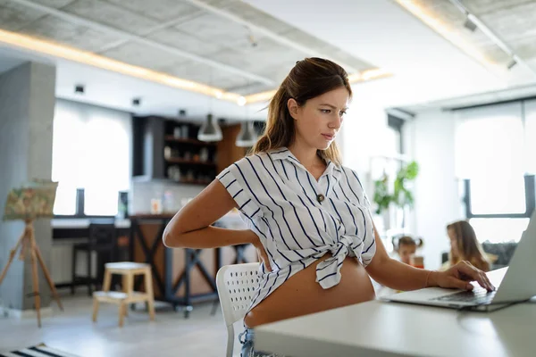 Trött Ung Gravid Kvinna Som Arbetar Hemifrån Datorn — Stockfoto