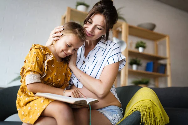 Retrato Una Hermosa Madre Embarazada Hija Leyendo Libro Sala Estar — Foto de Stock