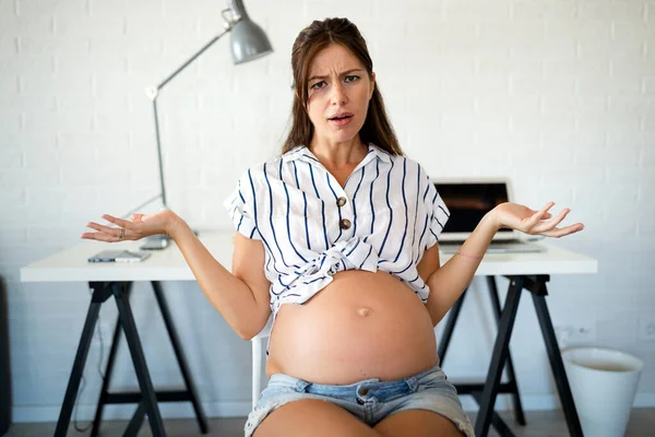 Een Jonge Zwangere Vrouw Die Thuis Werkt Loopbaan Zwangerschapsconcept — Stockfoto