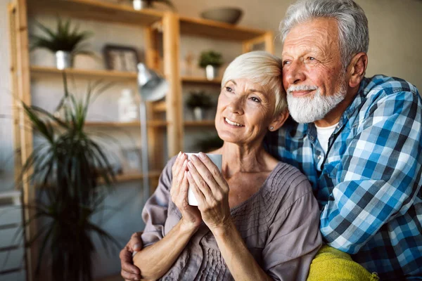 Glücklich Romantisches Reifes Paar Umarmt Und Genießt Den Ruhestand Hause — Stockfoto