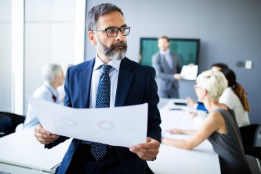 Bir grup iş adamı ofiste beyin fırtınası yapıyor. İşine odaklan..