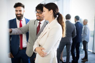 İş adamları ofiste takım olarak tartışıyorlar.